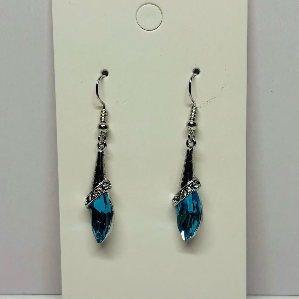 NWOT Elegant Blue Drop Earrings